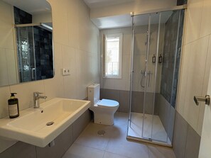 Bañera profunda, toallas