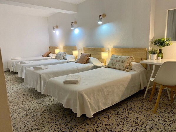 Vierpersoonskamer | Een bureau, een laptopwerkplek, gratis wifi, beddengoed