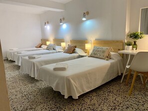 Habitación cuádruple | Escritorio, espacio para trabajar con laptop y wifi gratis