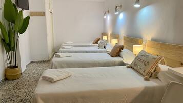 Habitación cuádruple | Escritorio, espacio para trabajar con laptop y wifi gratis