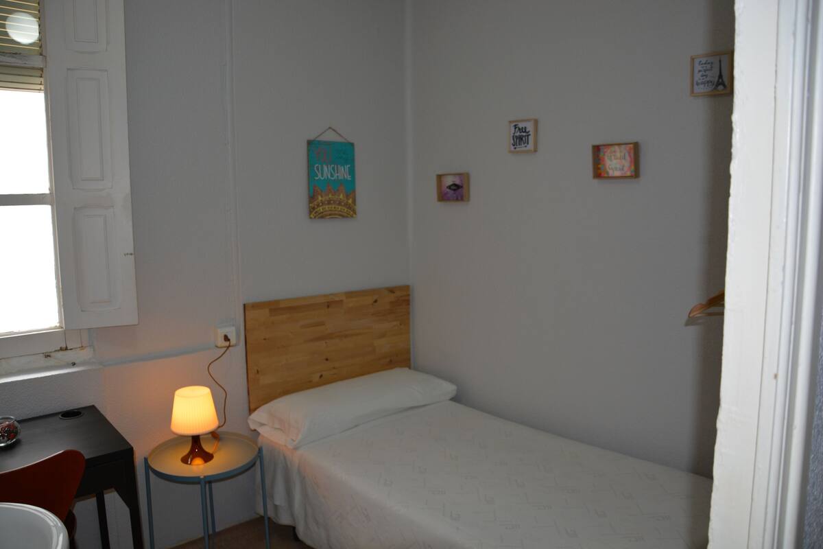 Habitación individual, baño compartido | Escritorio y wifi gratis