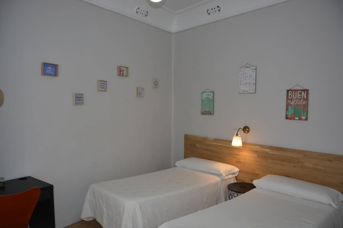 Habitación con 2 camas individuales, baño privado | Escritorio y wifi gratis