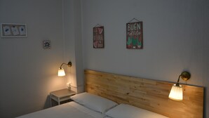 Twin Room, Shared Bathroom | Desk, WiFi (free) - Hostal Moratín (Valencia)