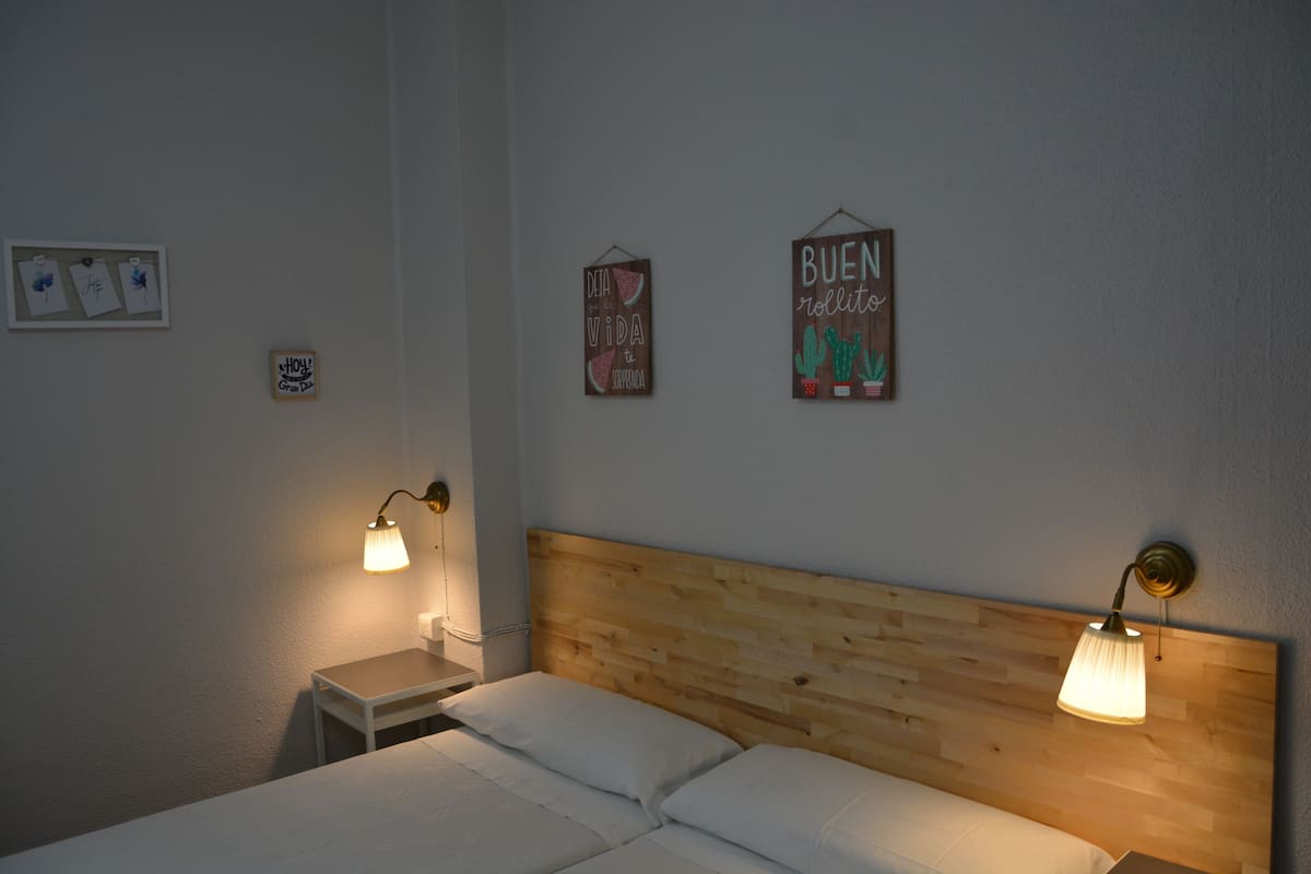 Habitación con 2 camas individuales, baño compartido | Escritorio y wifi gratis