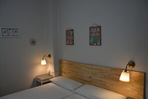 雙床房, 共用浴室 | 書桌、免費無線上網