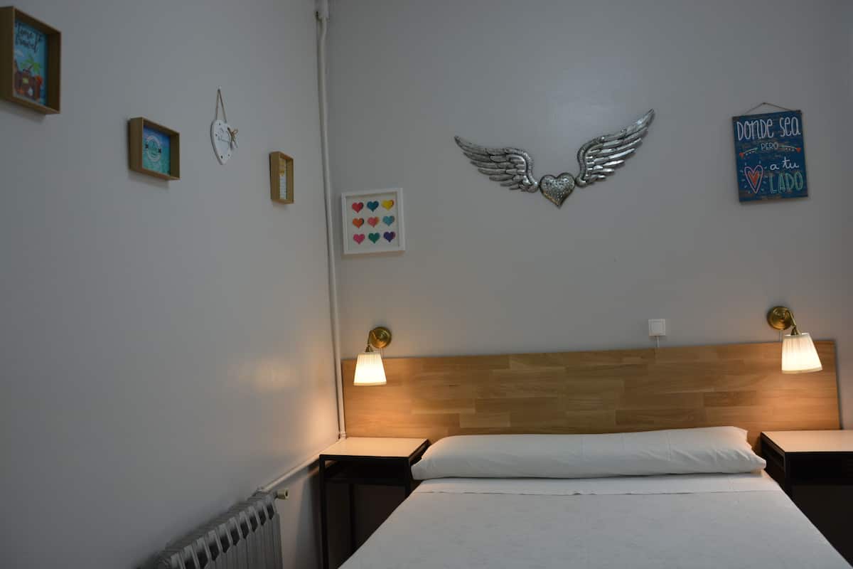 Habitación doble, baño privado | Escritorio y wifi gratis