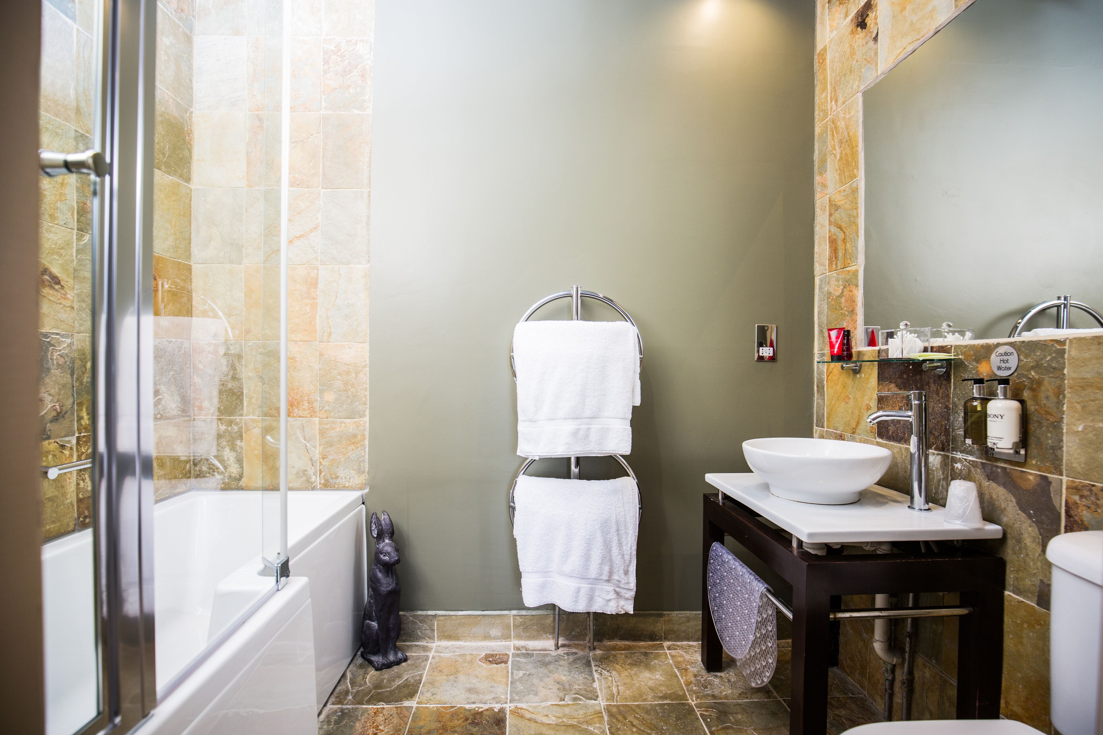 Un baño moderno con bañera, lavamanos e inodoro.
