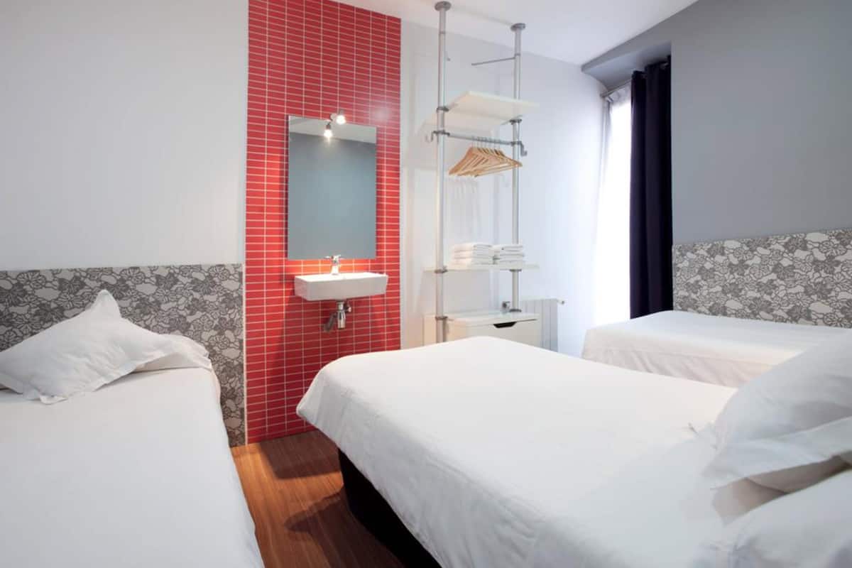 Quarto triplo, banheiro compartilhado | Ferros/tábuas de passar roupa, Wi-Fi de cortesia, roupa de cama