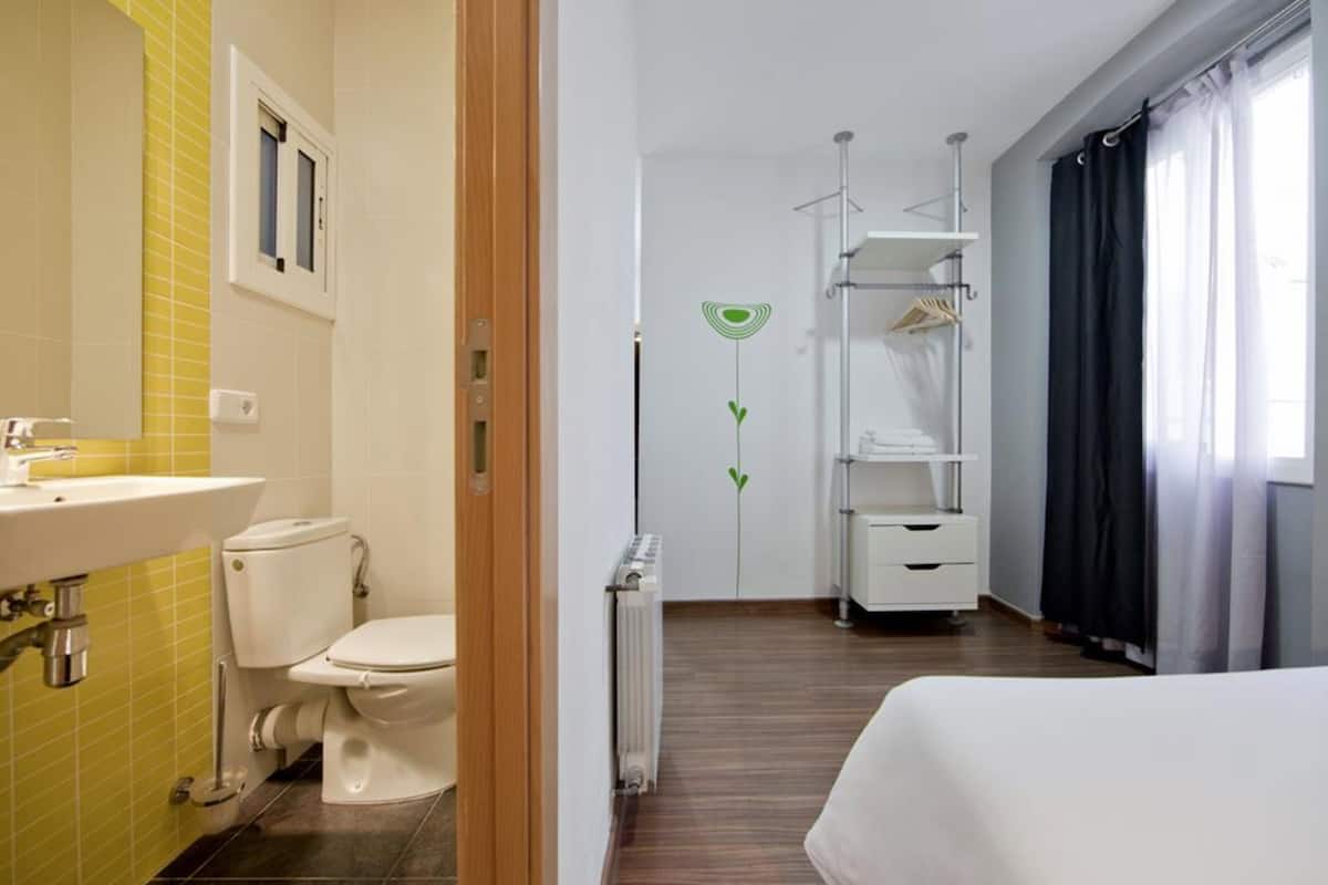 Quarto casal, suíte | Ferros/tábuas de passar roupa, Wi-Fi de cortesia, roupa de cama