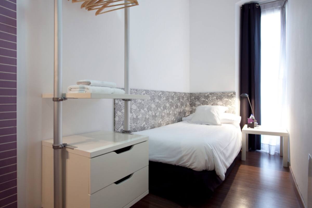Quarto solteiro, banheiro compartilhado | Ferros/tábuas de passar roupa, Wi-Fi de cortesia, roupa de cama