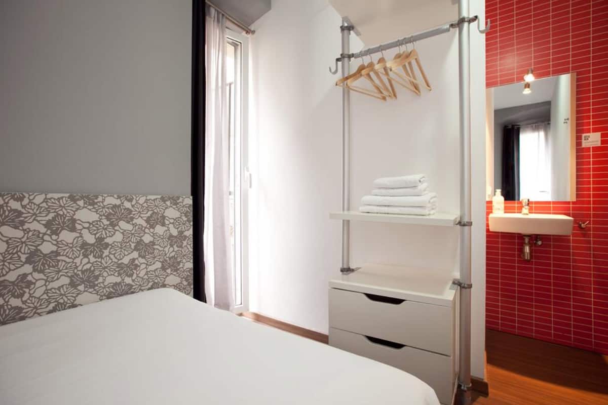 Quarto casal, banheiro compartilhado | Ferros/tábuas de passar roupa, Wi-Fi de cortesia, roupa de cama
