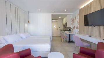 Studio, terras | Een minibar, een kluis op de kamer, een bureau, gratis babybedden