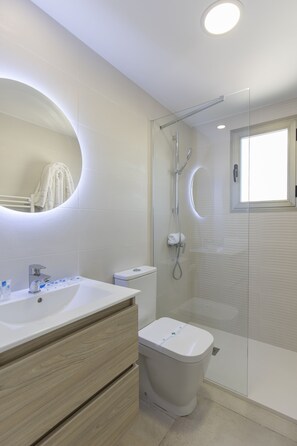 Apartament, 2 dormitoris, terrassa | Bany | Banyera i tovalloles 