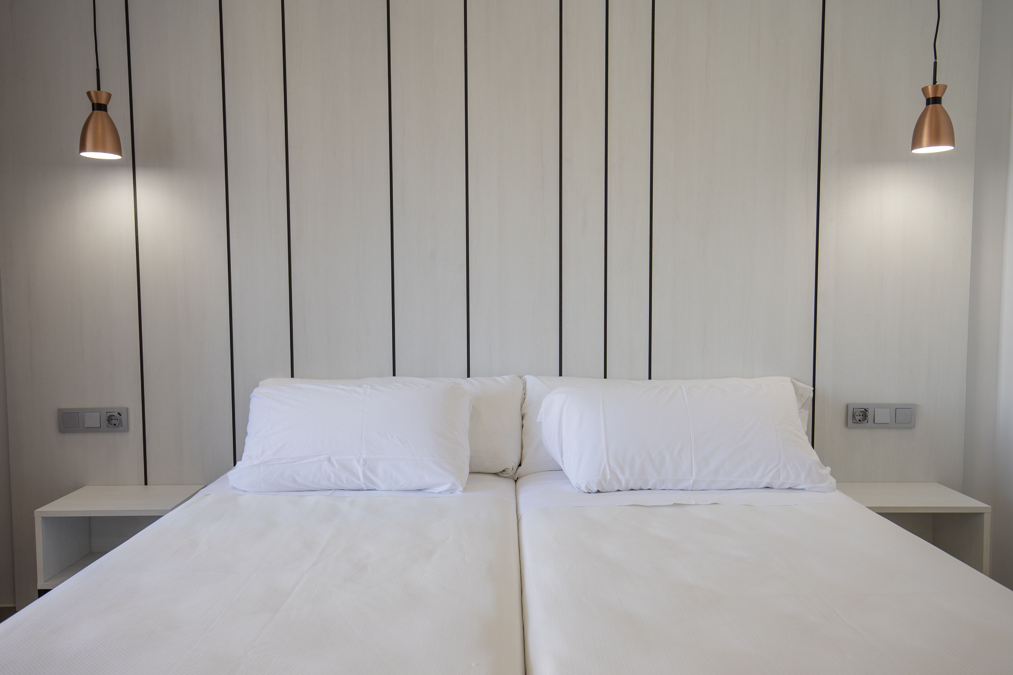 Apartemen, 2 kamar tidur, teras | Minibar, brankas, meja kerja, dan tempat tidur bayi gratis