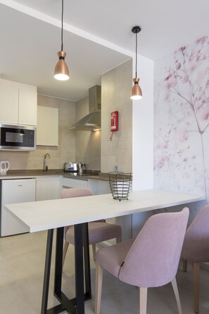 Apartamento, 2 habitaciones, terraza | Cocina privada | Microondas, horno, placa de cocina y hervidor eléctrico