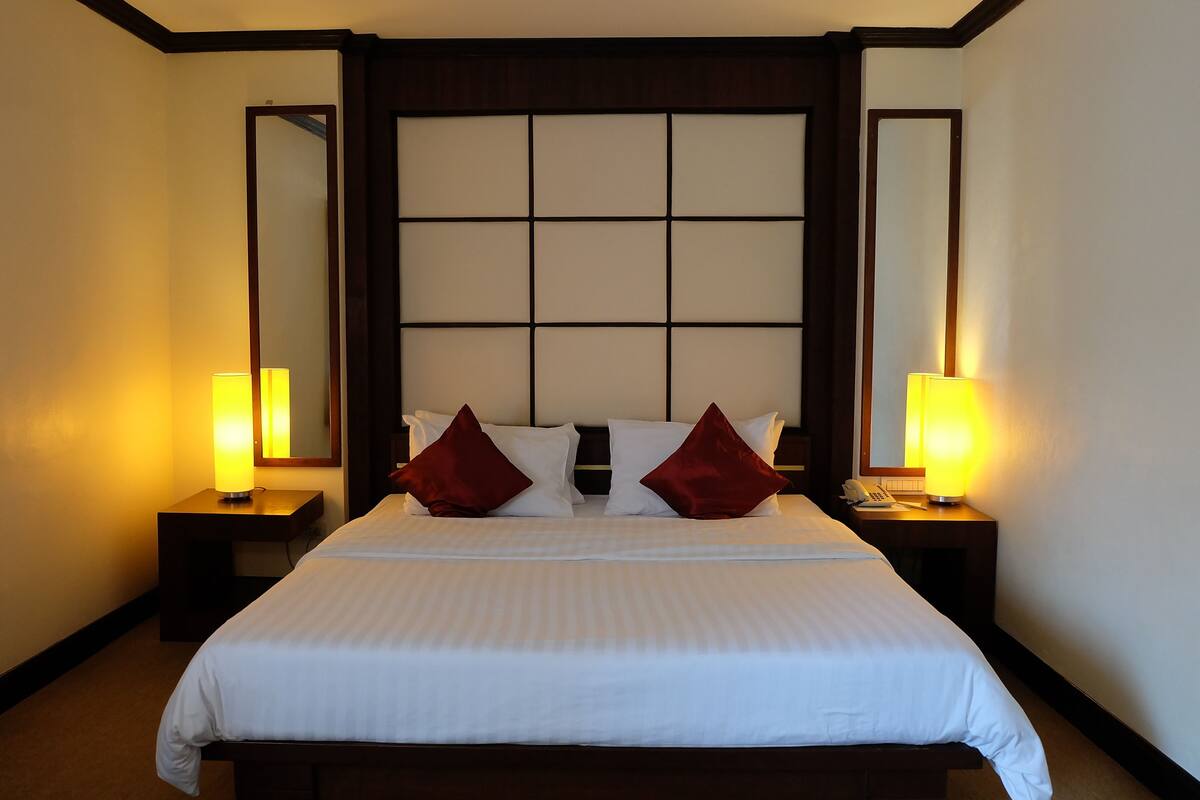 Executive Double Room | Desk