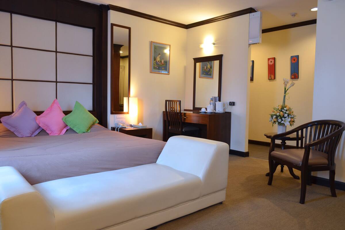 Grand Suite | Desk