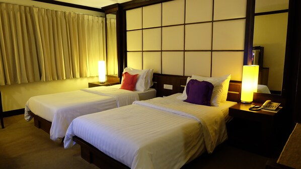 Habitación ejecutiva con 2 camas individuales | Escritorio y internet por cable gratis 