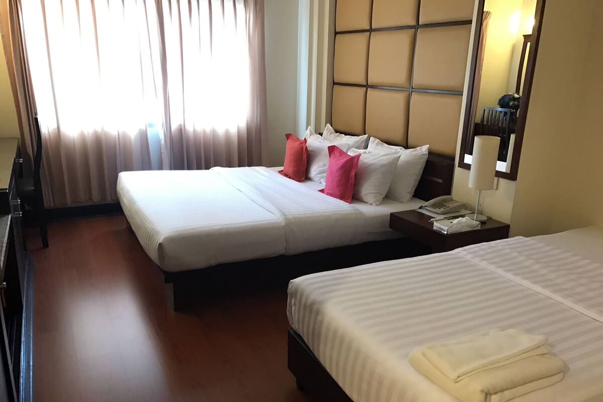 Superior Deluxe Room | Desk