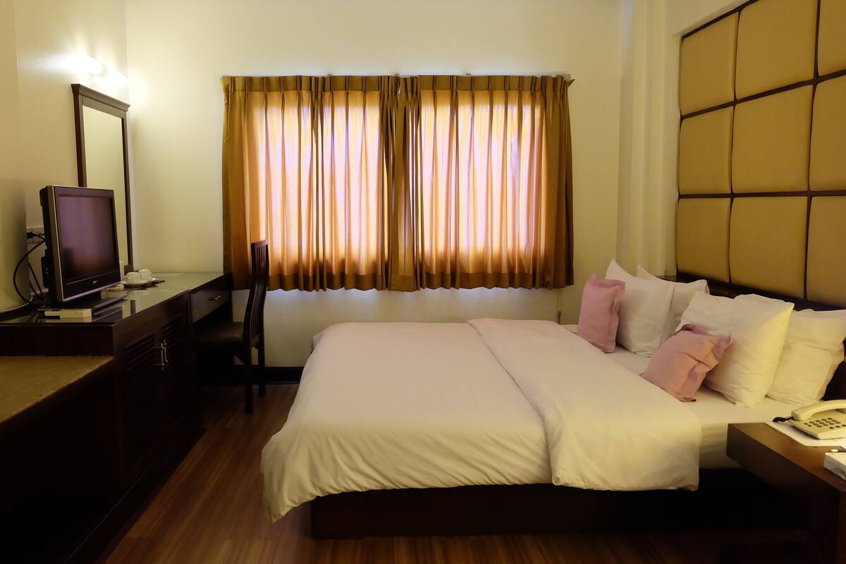 Superior Double Room | Desk