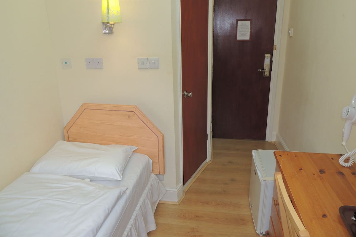 Individually decorated, individually furnished, travel cot, free WiFi