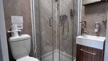 Chambre avec lits jumeaux | Salle de bain | Douche, serviettes fournies