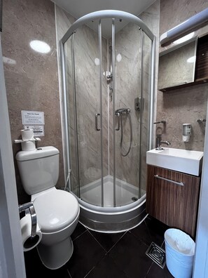 Twin Room | Bathroom | Shower, towels - Dolphin Inn (London)