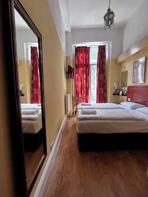 Habitación con 2 camas individuales | Decoración personalizada, muebles diferentes y cuna de viaje