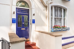 Vista frontal de la propiedad