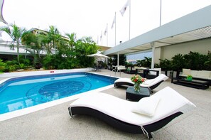 Una piscina al aire libre