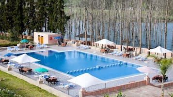 Una piscina al aire libre de temporada