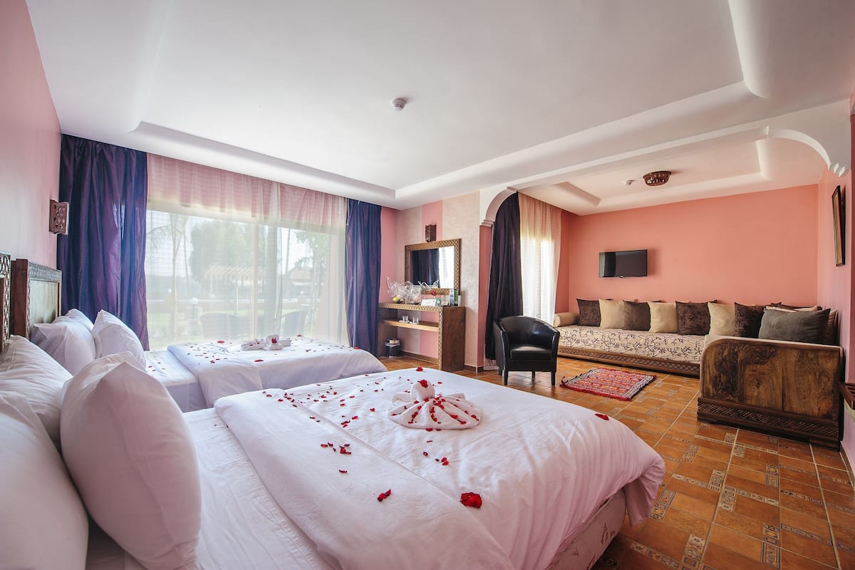 Suite Junior | Area soggiorno | TV a schermo piatto 32 pollici con canali satellitari, TV