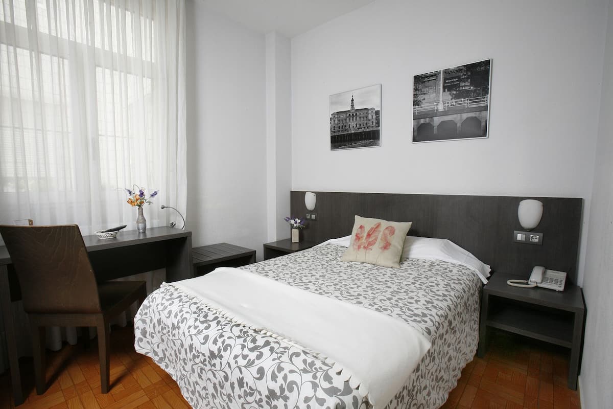 Single Room | Desk, blackout drapes, free WiFi