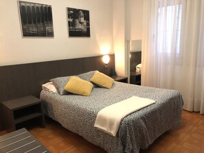 Doppelzimmer | Schreibtisch, Verdunkelungsvorhänge, kostenloses WLAN