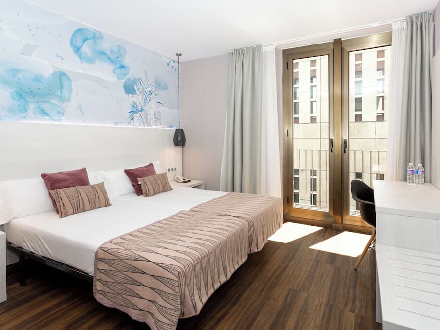 Safe på rommet, skrivebord, blendingsgardiner og lydisolert