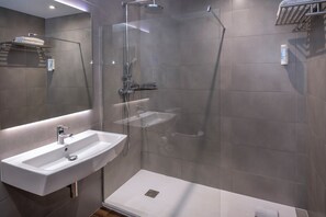 Shower, rainfall showerhead, free toiletries, hair dryer - Hostal Operaramblas (Barcelona)