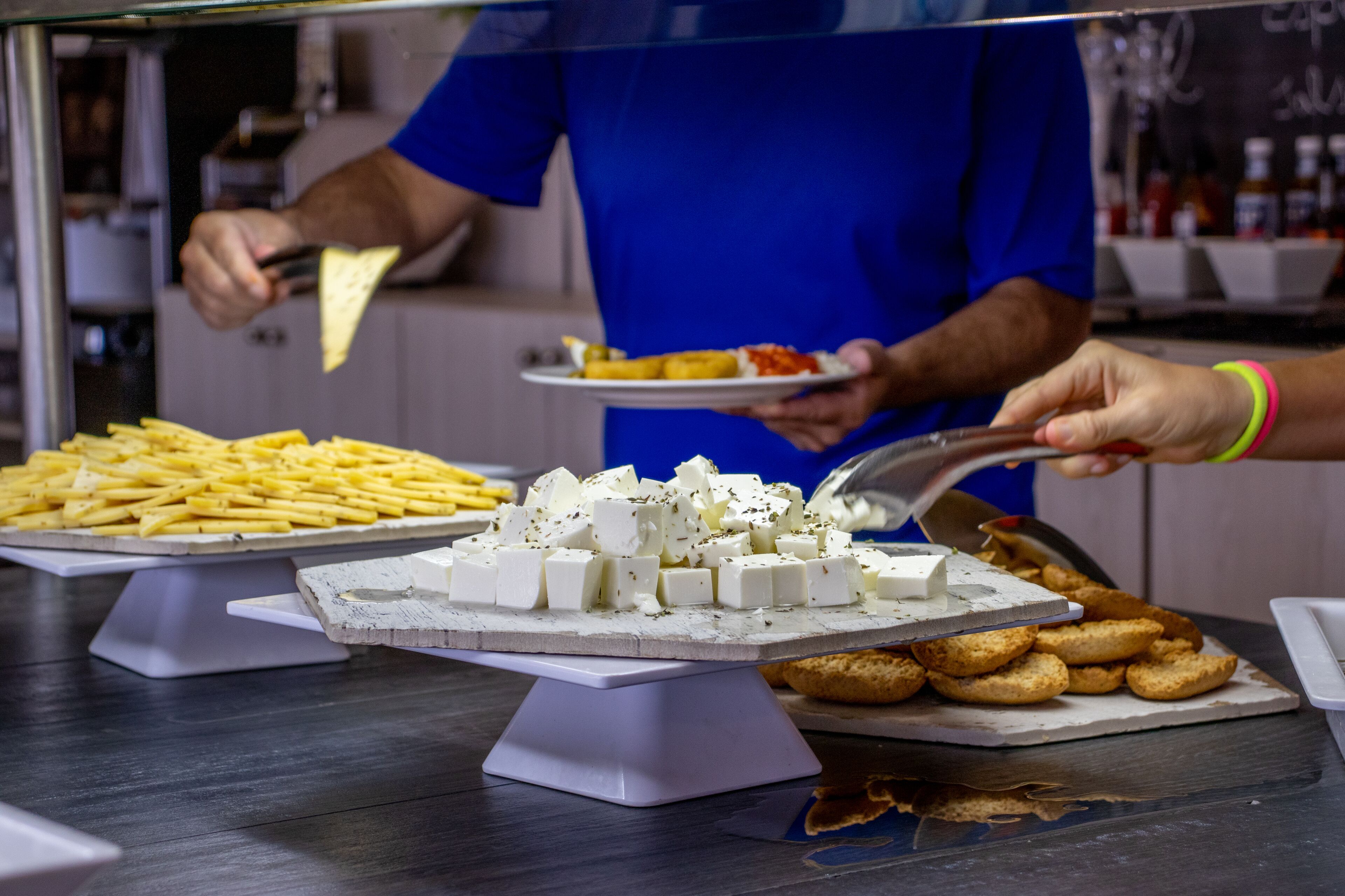 Buffet com queijo, batatas fritas e biscoitos.
