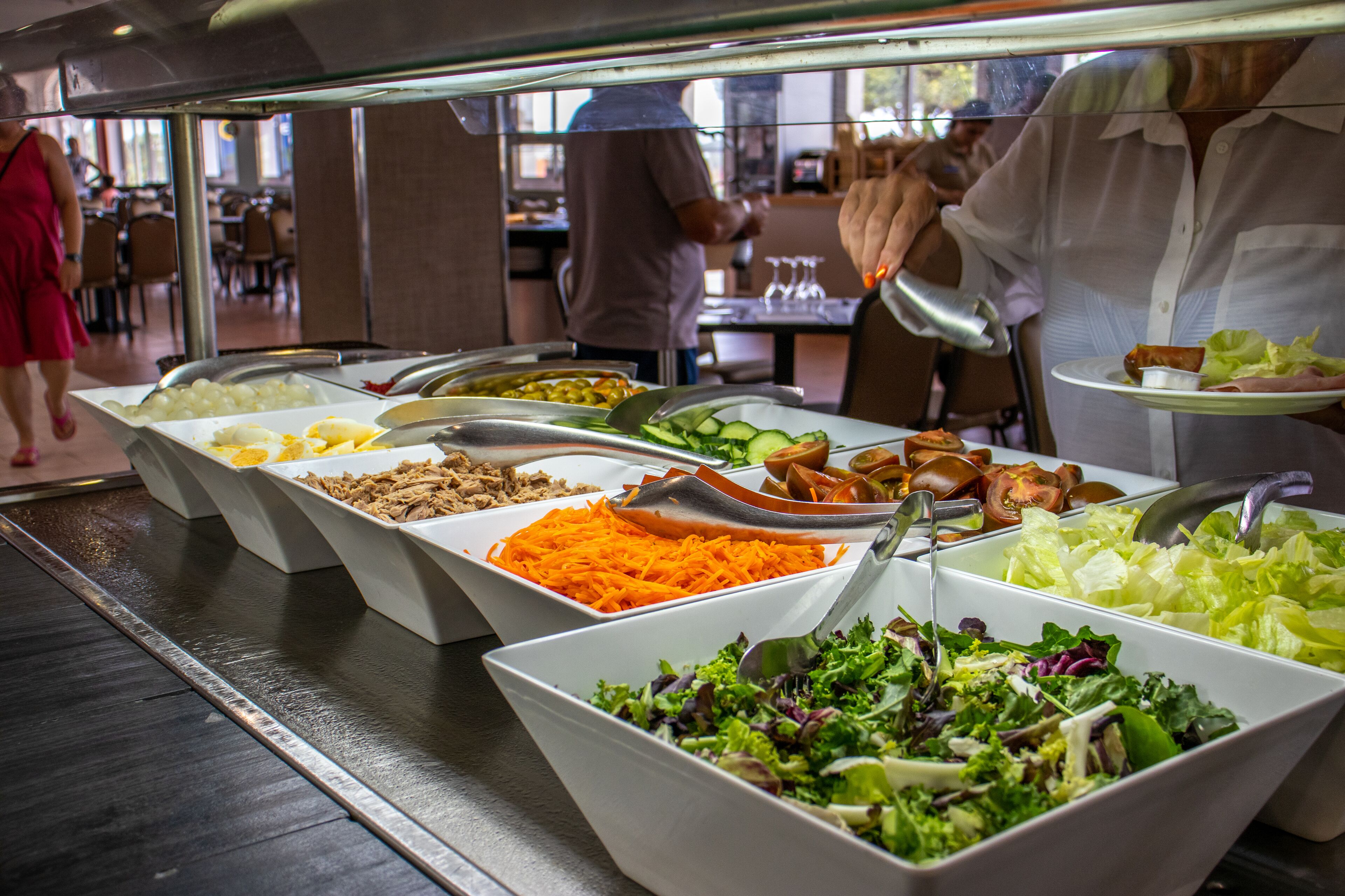 Ein reichhaltiges Buffet mit verschiedenen Speisen, darunter Salate, Fleisch und Gemüse.