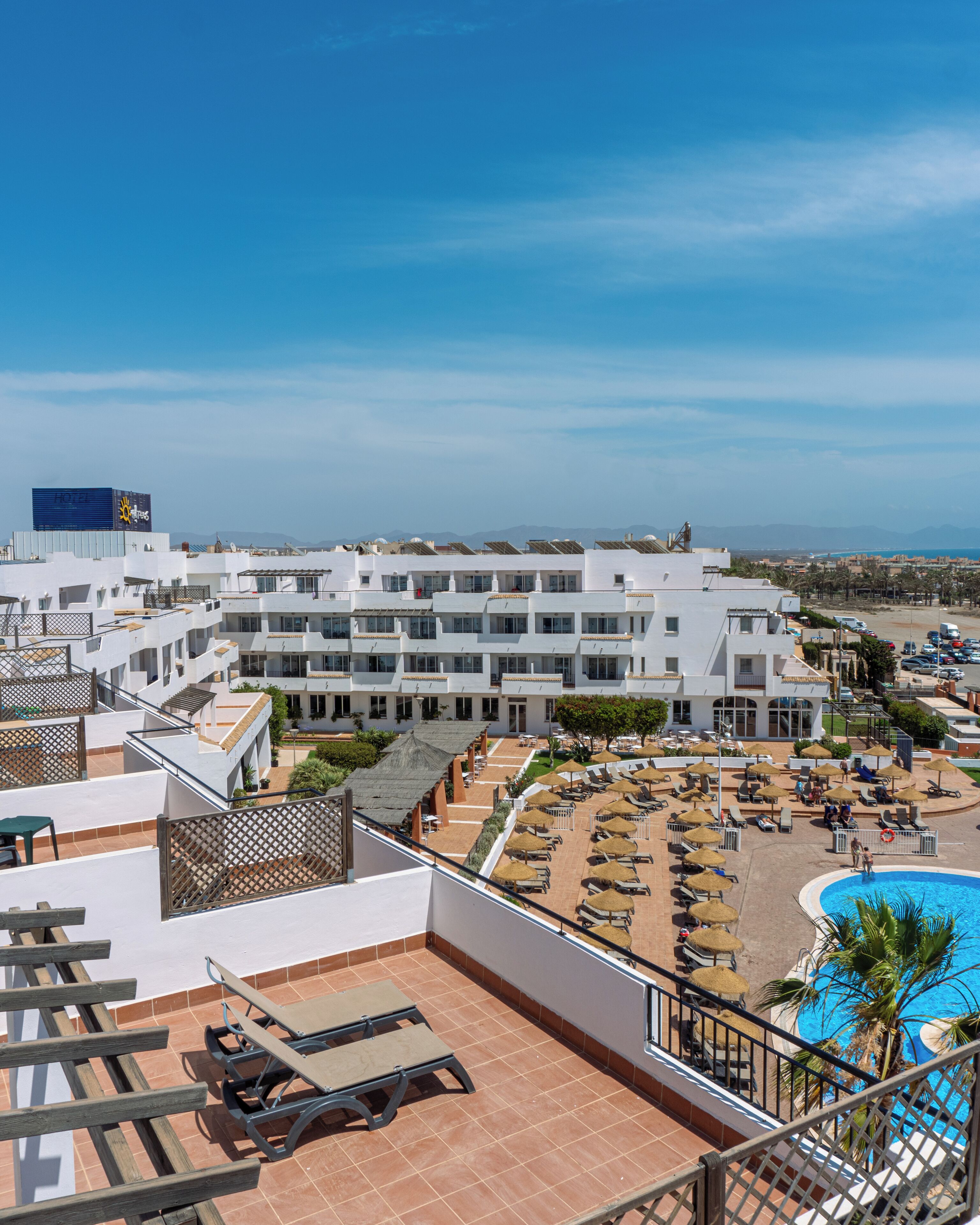 Een binnenzwembad, een buitenzwembad en ligstoelen