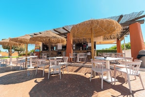 Bar en bord de piscine