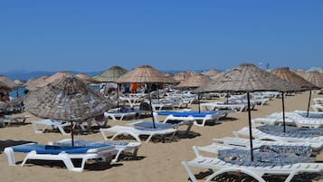 Playa privada en los alrededores, camastros y sombrillas