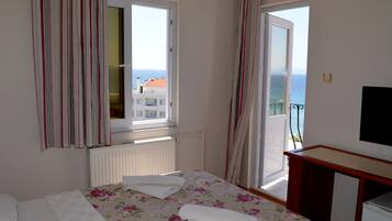 Family Room | Premium bedding, minibar, desk, soundproofing