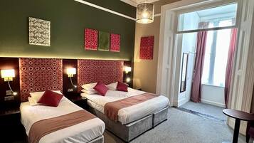 Standard-Dreibettzimmer | Schreibtisch, laptopgeeigneter Arbeitsplatz, Bügeleisen/Bügelbrett