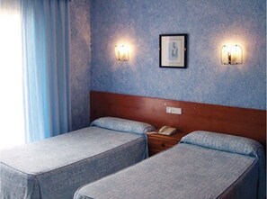 Een kluis op de kamer, een bureau, gratis wifi, beddengoed