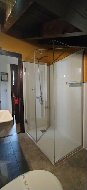 Artículos de higiene personal gratuitos, secador de pelo y toallas