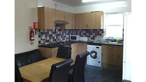 Shared fridge, shared microwave, electric kettle - Athena Guest House (Oxford)