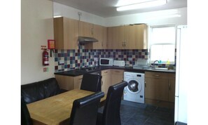 Fridge, microwave, electric kettle - Athena Guest House (Oxford)