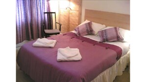 Desk, blackout drapes, iron/ironing board (on request), WiFi (free) - Athena Guest House (Oxford)
