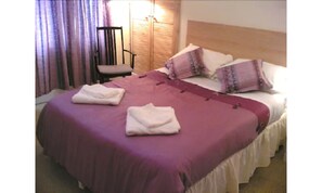 Desk, blackout curtains, iron/ironing board, free WiFi - Athena Guest House (Oxford)