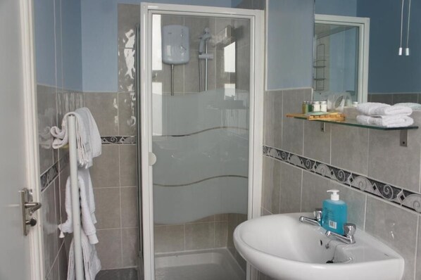Douche, articles de toilette (gratuits), séchoir à cheveux